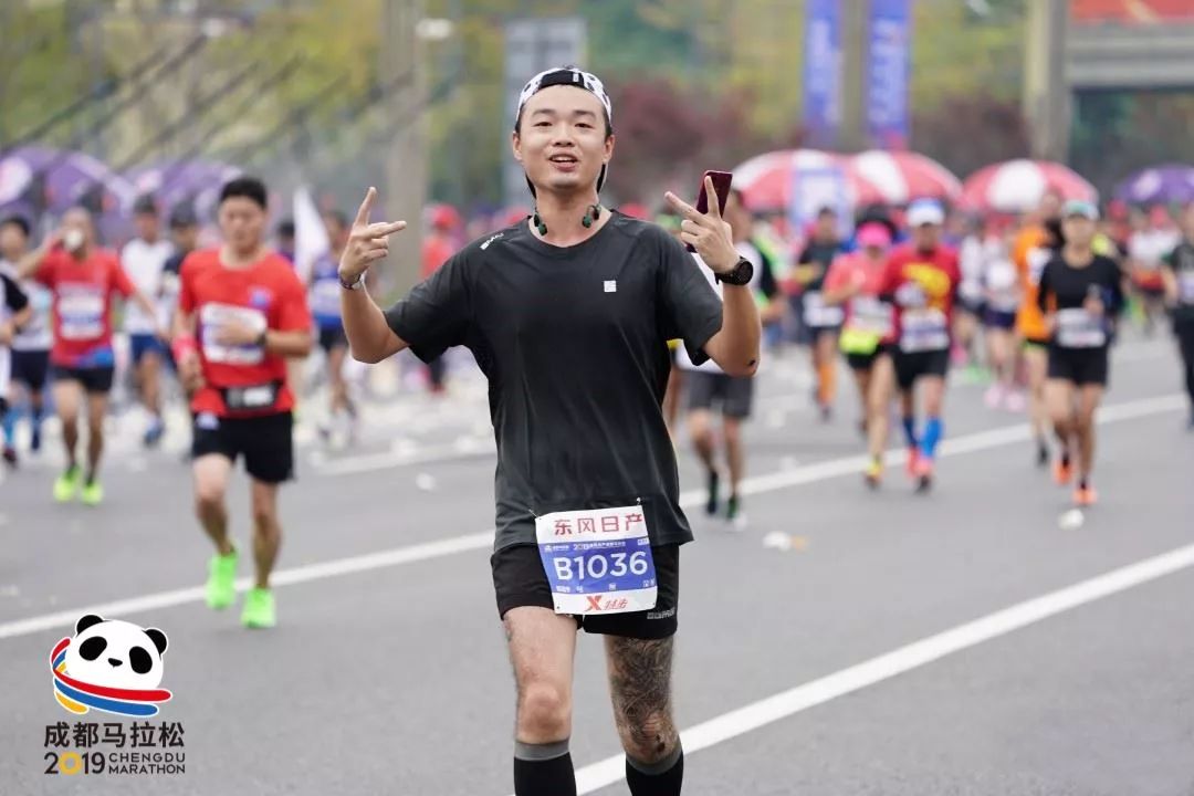 擂主陈长光完赛成绩:2:56:10"必迈装备款式别致,低调舒适.