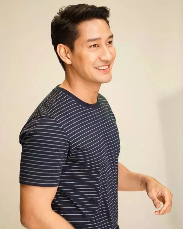 业于工商管理学院市场营销专业（2017年出演泰剧《逐月之月》饰演forth）。