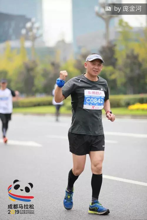 擂主陈长光完赛成绩:2:56:10"必迈装备款式别致,低调舒适.