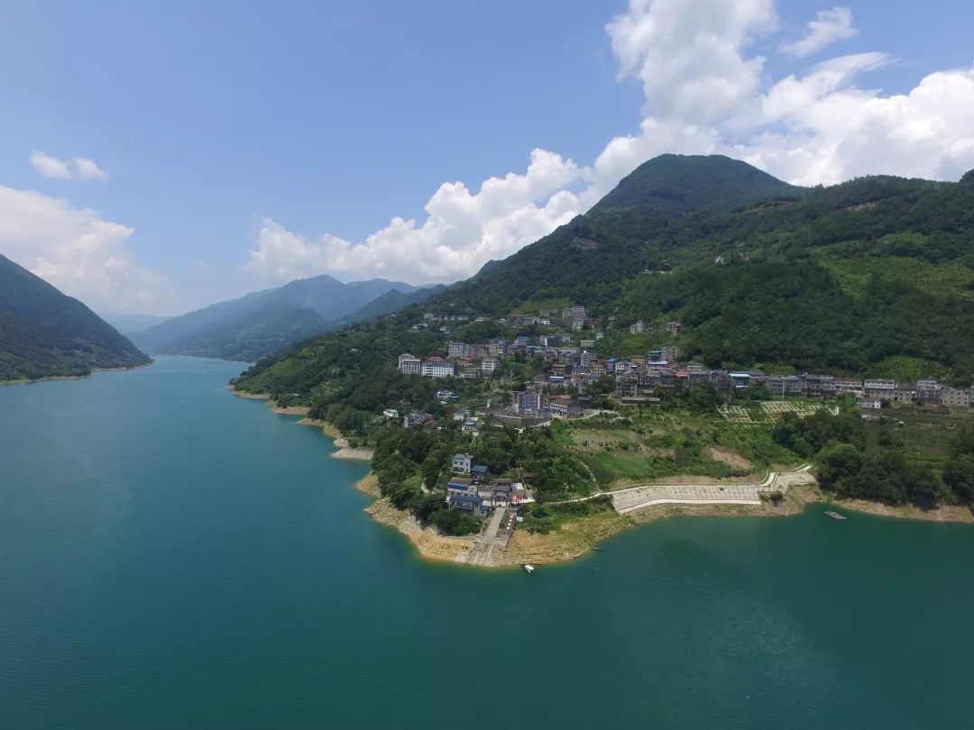 【乡镇动态】鸭子口乡厚浪沱村:聚乡贤之力 决胜脱贫攻坚战