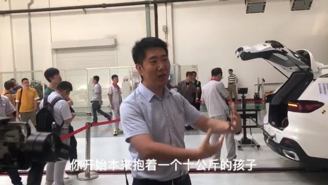 「格格育儿」10公斤孩子相当于300公斤，不安装安全座椅，意外时你能抱得住？