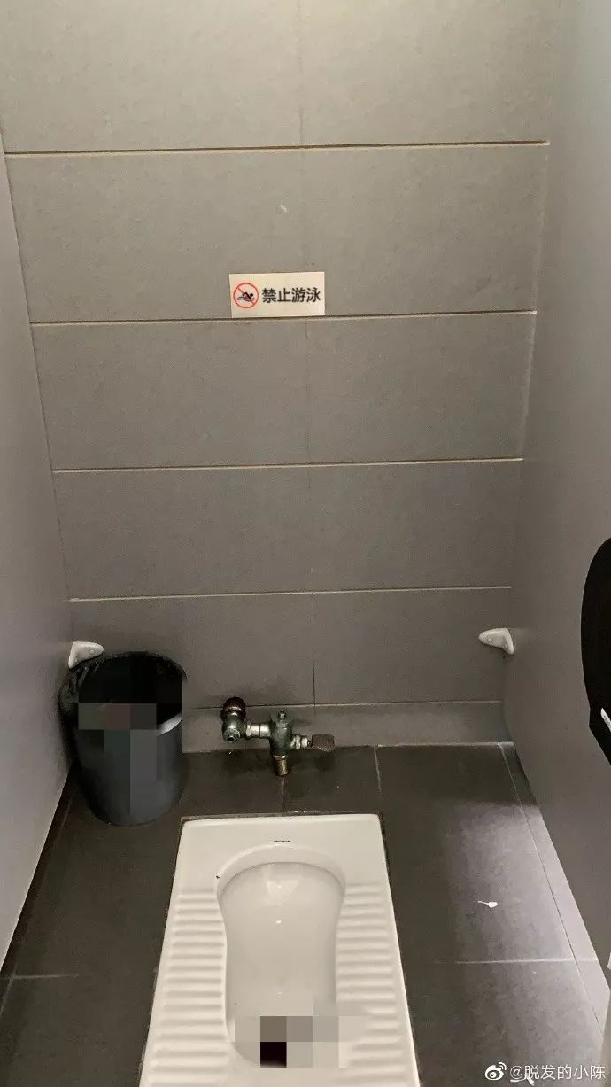 爱情 正文  (段友@ 蓝衬衫 投稿) 看来男生上厕所还挺费腰的哈~ ▼