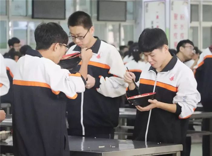 魅力武中|从后厨到餐桌——武邑中学食堂大揭秘!