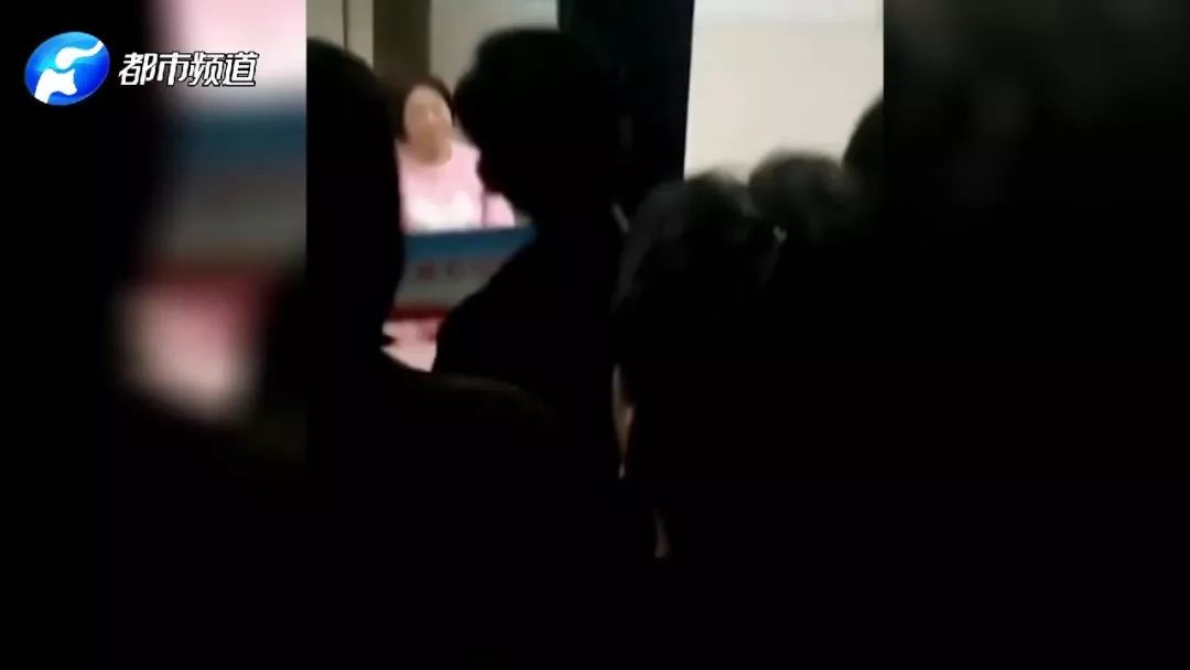 河南都市频道：这谁顶得住啊！晚归求宿管阿姨开门，洛师一群男生撒娇唱起《世上只有妈妈好》