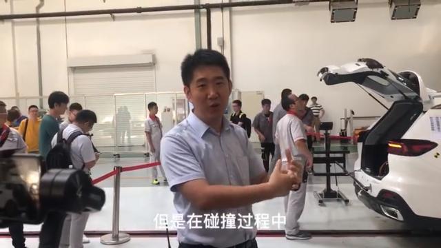 「格格育儿」10公斤孩子相当于300公斤，不安装安全座椅，意外时你能抱得住？