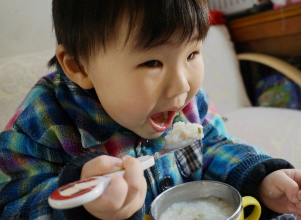 【蓝象宝贝育儿】山药和它一起煮粥，孩子不积食，脾胃慢慢好，才能少生病、长个子