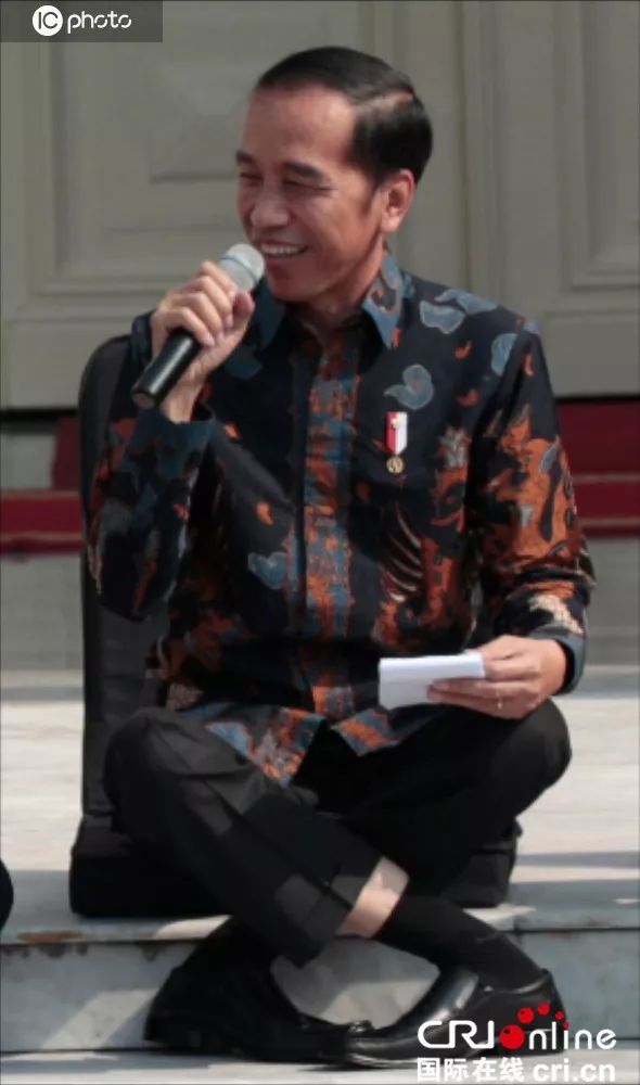 挑战印尼总统高难度坐姿_社交