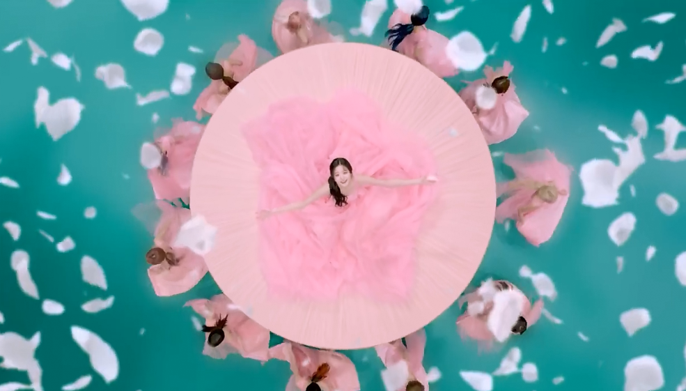 izone11月超美回歸，洋桔梗花概念的華麗預告片，卻被批像洗衣精廣告 娛樂 第8張