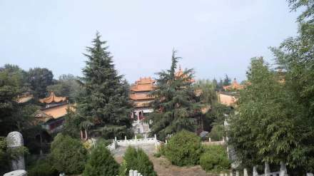 说经台全景远眺"望佛亭""遇仙桥"拾级而上,登高望远巍峨秦岭,层峦叠嶂