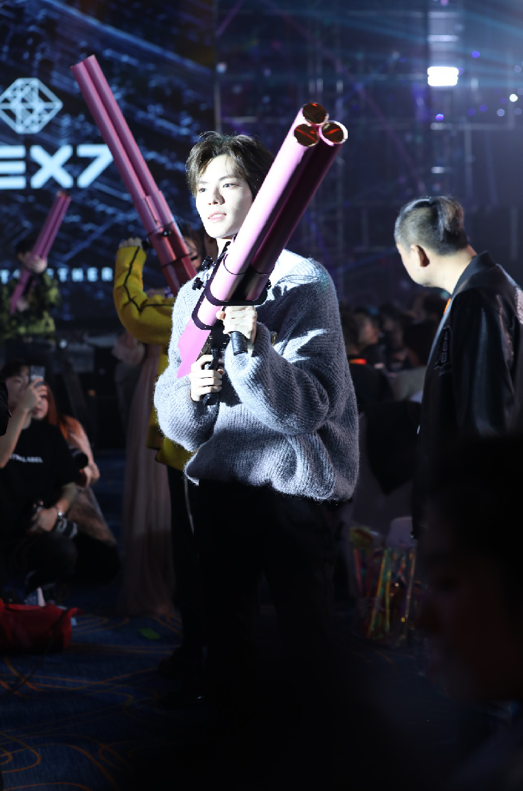 乐华NEXT深情献歌帅气扛大枪 朱正廷自曝爱