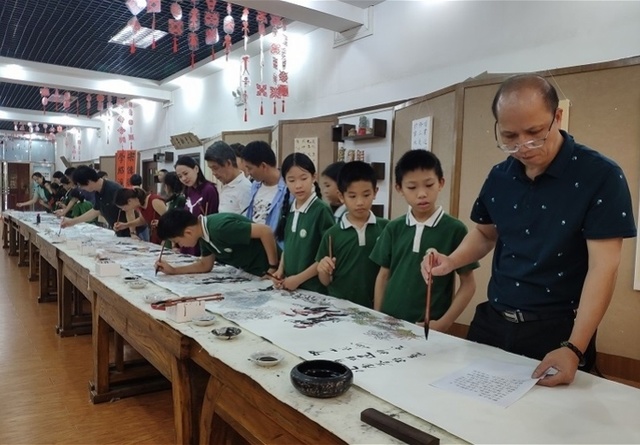 好棒！中山小学生创作15米水墨画卷展出，将送北京参加全国展