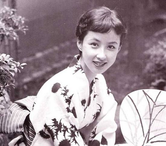 从不被看好的婚姻到模范夫妻 1957年,八千草薰退出宝冢歌剧团时,人气