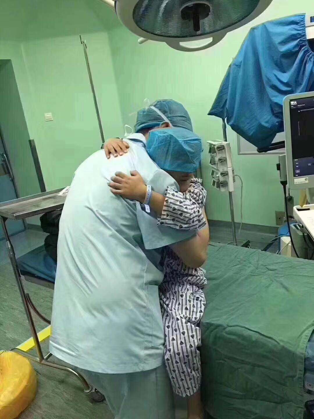 「莞香花开」刷屏了！这一抱，像极了妈妈的样子！