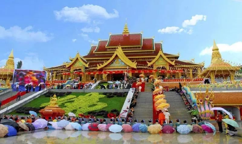 勐泐大佛寺是在古代傣王朝的皇家寺院 "景飘佛寺" 的原址上恢复重建的