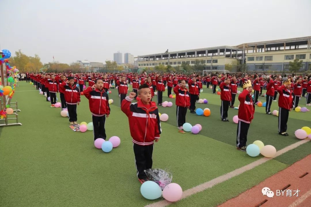 在这幸福的时刻,小学部肖彦斌副校长,张振强主任将成长蛋糕推上舞台