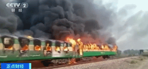 死亡人数升至70人！巴基斯坦火车爆炸着火，车厢烧成空壳