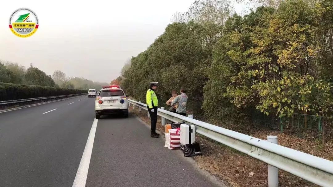 民警从 溧芜高速高淳收费站出发 根据女子在电话中模糊的描述 沿着