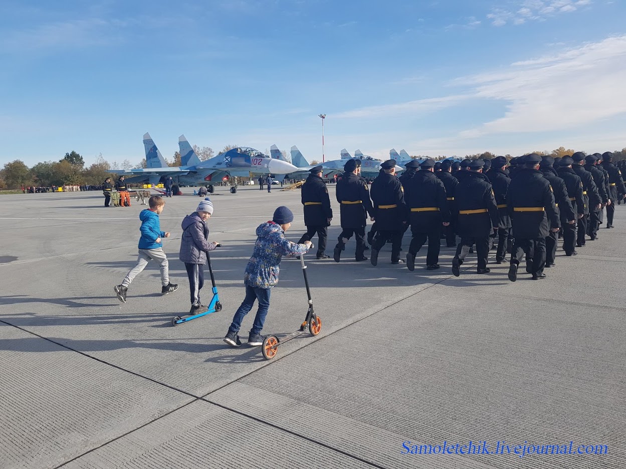 国防从娃娃抓起！俄航空团成立80周年纪念儿童也参加_队伍