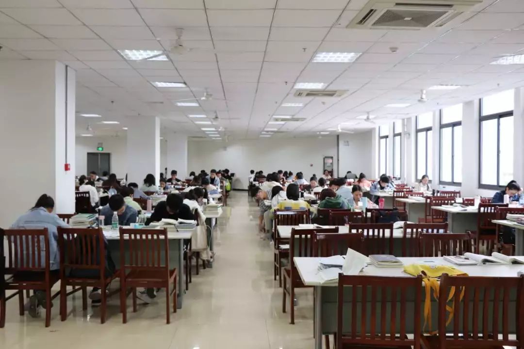 大学城区 总面积20500多平方米 蚌埠学院图书馆现有纸质藏书60万册