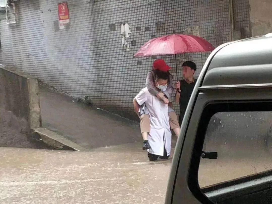 「莞香花开」刷屏了！这一抱，像极了妈妈的样子！