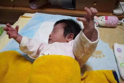 「新育儿那些事」新生儿一抱就睡一放就醒，不是抱得多，多是这四个原因在作怪