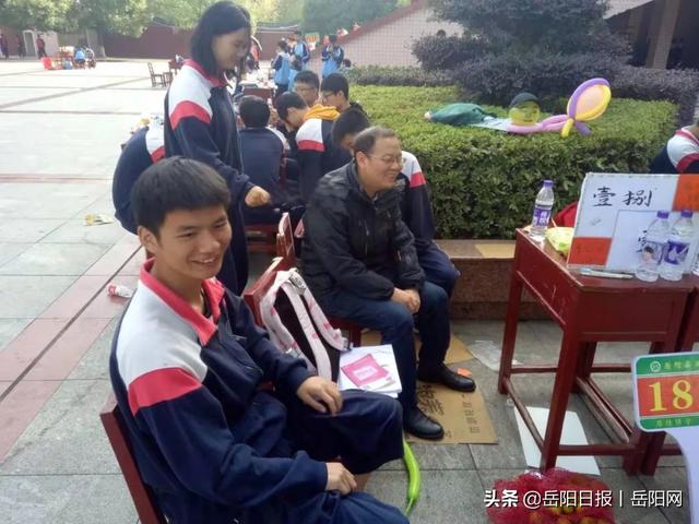 岳阳县一中"大唐地产"杯第41届田径运动会隆重举行_郭光前