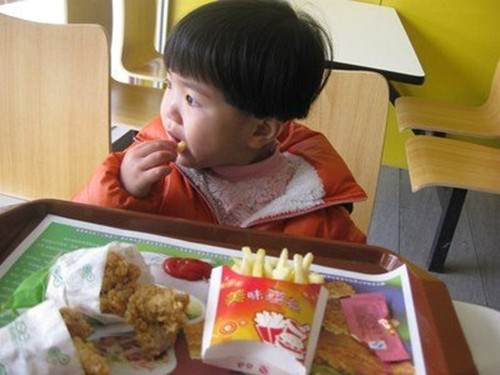 『蓝象宝贝育儿』儿科医生：宝妈们，你要不怕毁掉孩子的胃，就继续给孩子喂3种饭