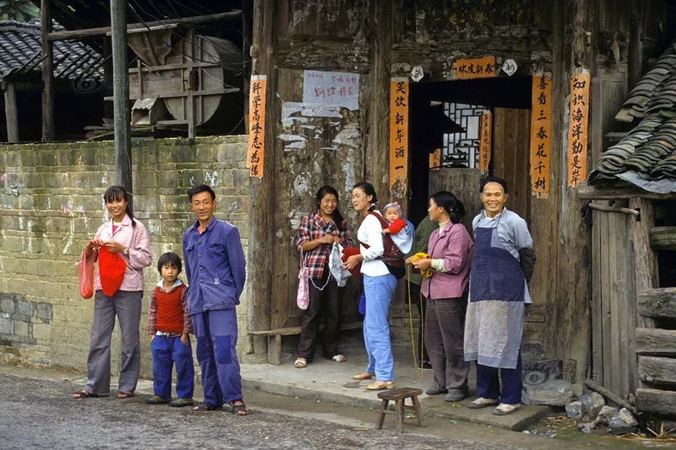1985年中国农村生活:村庄来了外国人,大家看稀奇