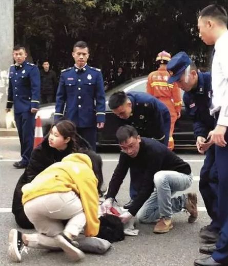 「莞香花开」刷屏了！这一抱，像极了妈妈的样子！