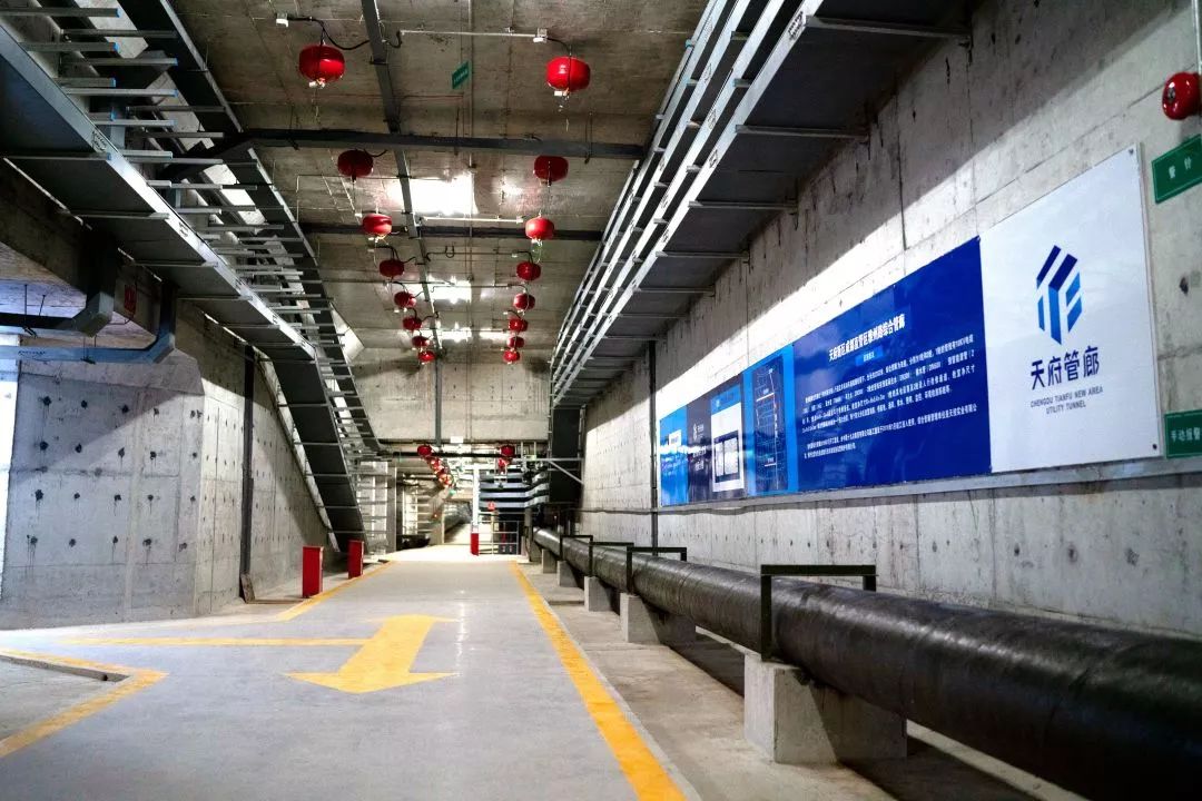 天府新区综合管廊是一条集约利用地下空间资源,集中铺设市政管线的走廊
