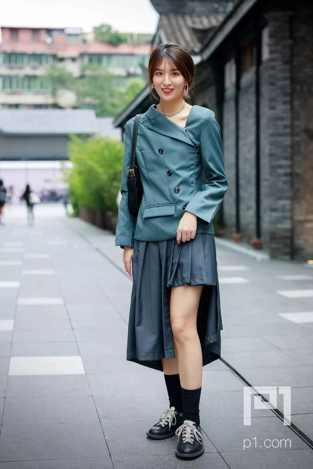 女生穿的长袍 d4618c59d9cd4859829acfbf6fc7053d.jpeg