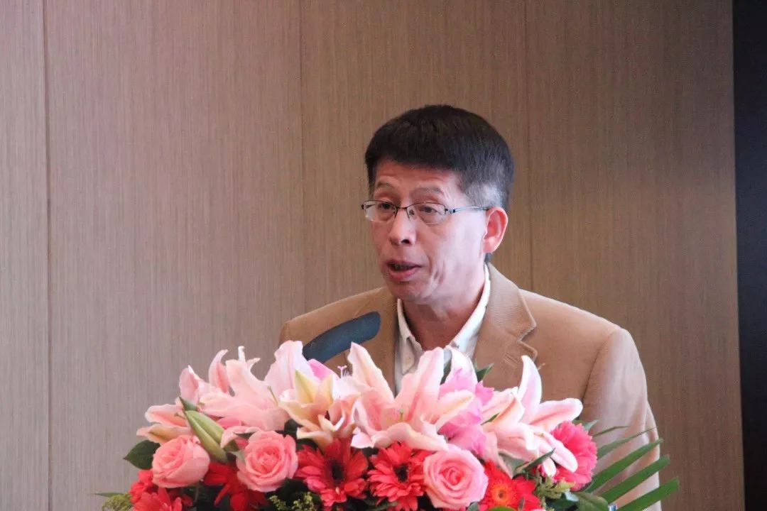 昭教授向天津医科大学第二医院副院长陈兵教授颁发