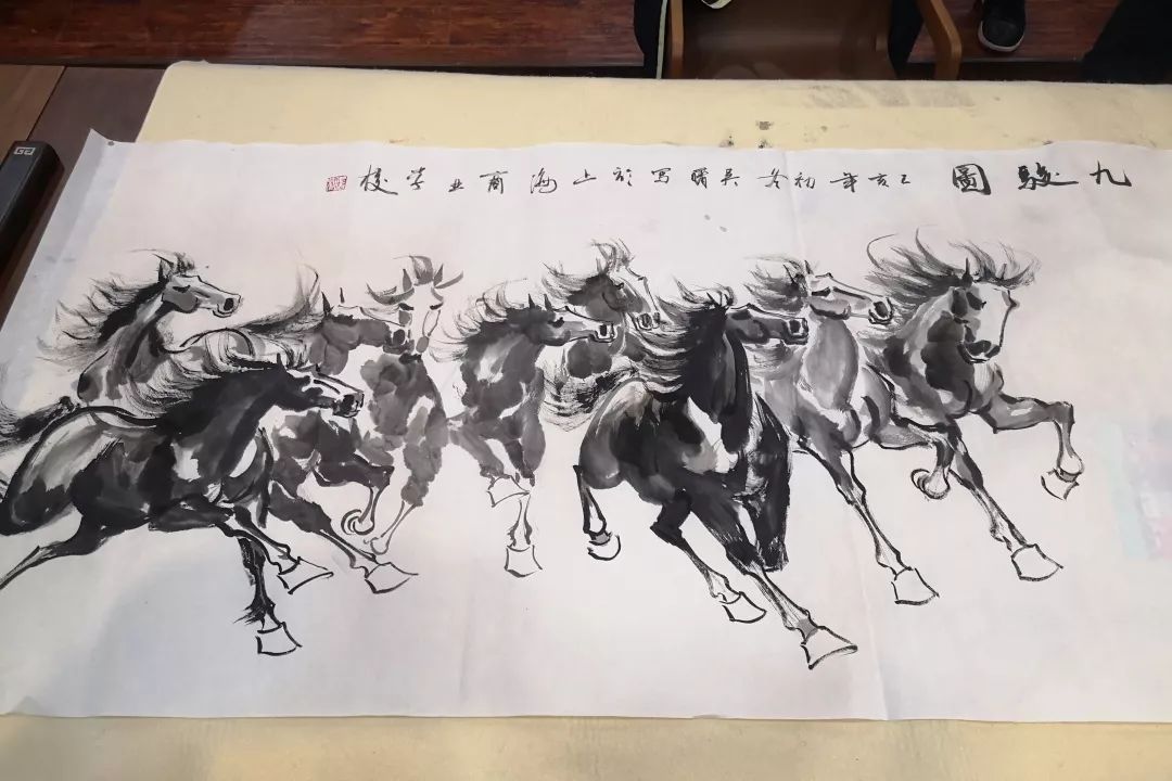 恢宏,神形具足的水墨写意画《九骏图》便跃然纸上——在辽阔的原野上