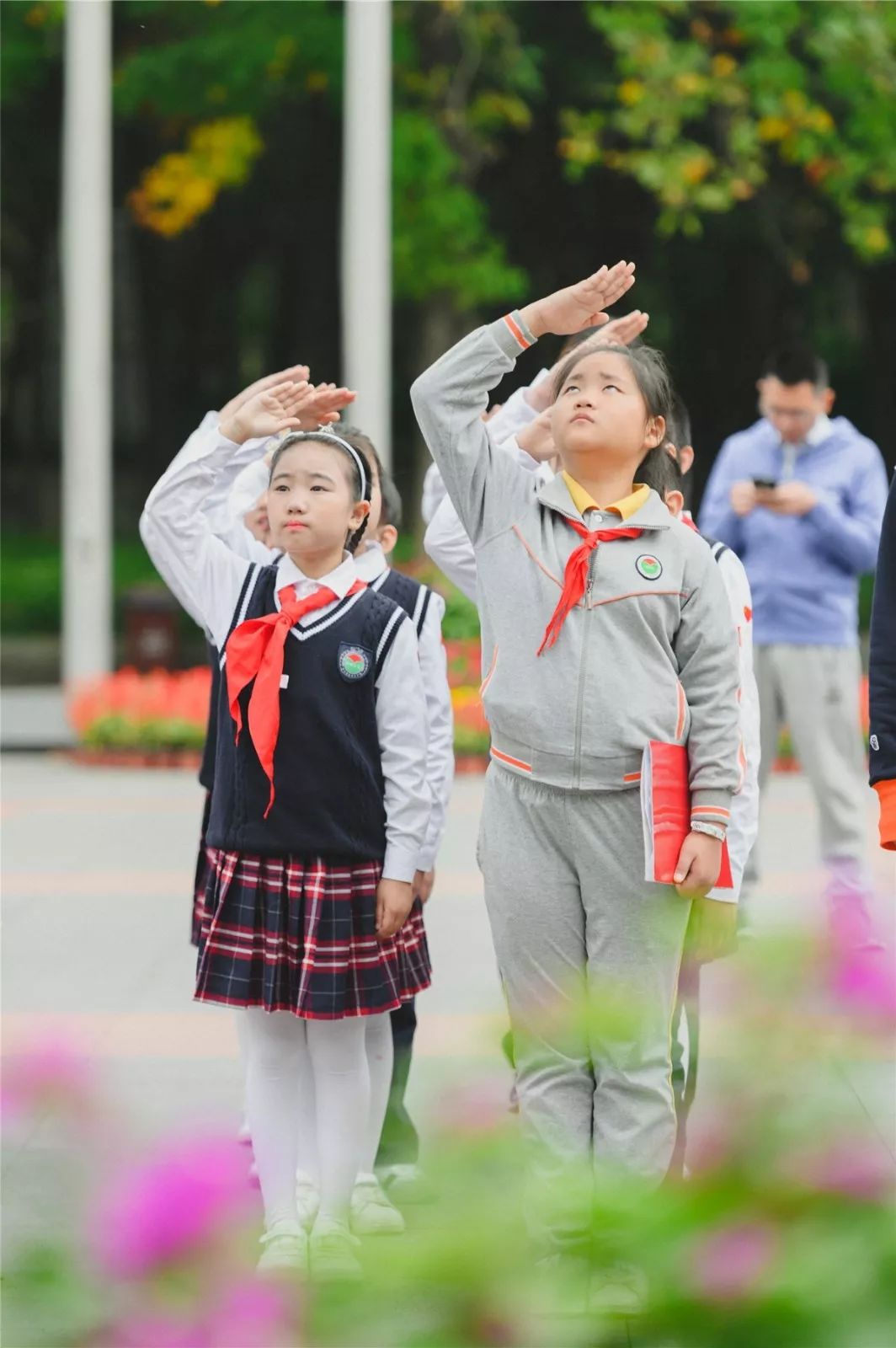 孕育出蓄势待发的新能量 圆升旗梦,表爱国情 宣誓 让少先队员们感受肩