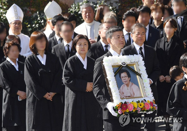 韩国总统文在寅母亲今日出殡临终语“我很幸福”