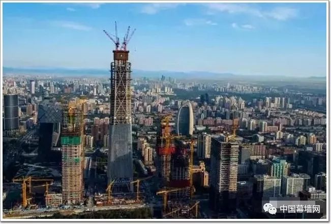 网红“空中造楼机”——中国超高层建造的神器_施工