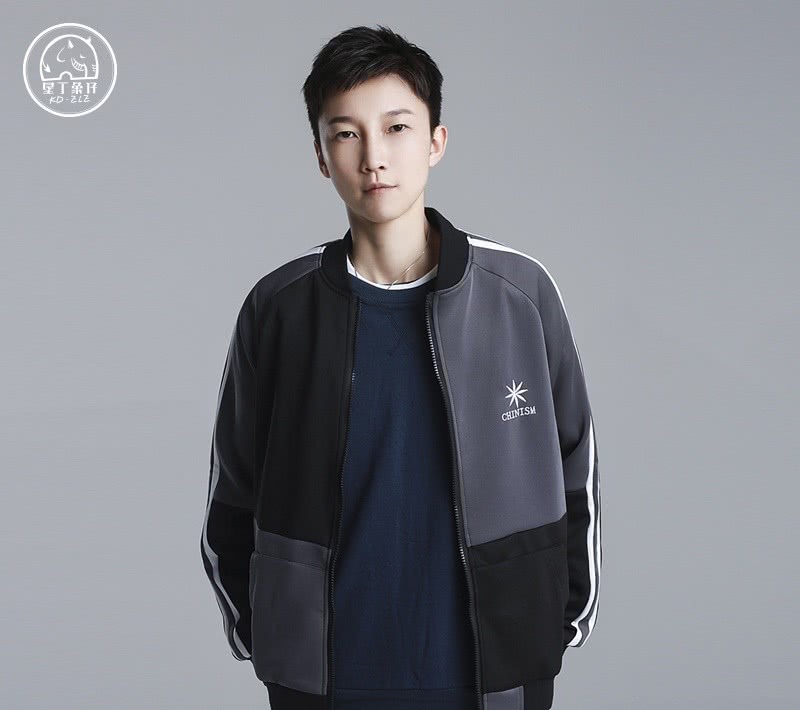 狼尾发型男怎么搭配衣服 f5cffbd37b6d4608a22eaa45cb213814.jpeg