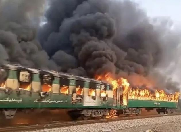 【痛心】74人死亡！巴基斯坦列车煤气罐爆炸引发起火！