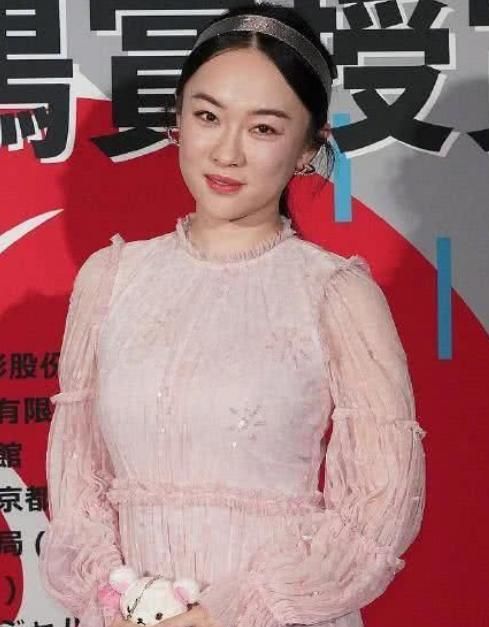 女神爱豆的怼脸大特写,迪丽热巴惊艳芭比脸,石