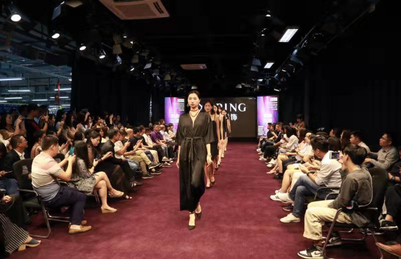 首饰直播间现场直播 08436c059e214320956745372a371c07.jpeg