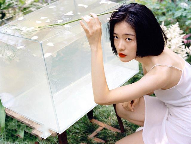张雪迎拍《男人装,性感写真拍成这样,网友调侃似惊悚片