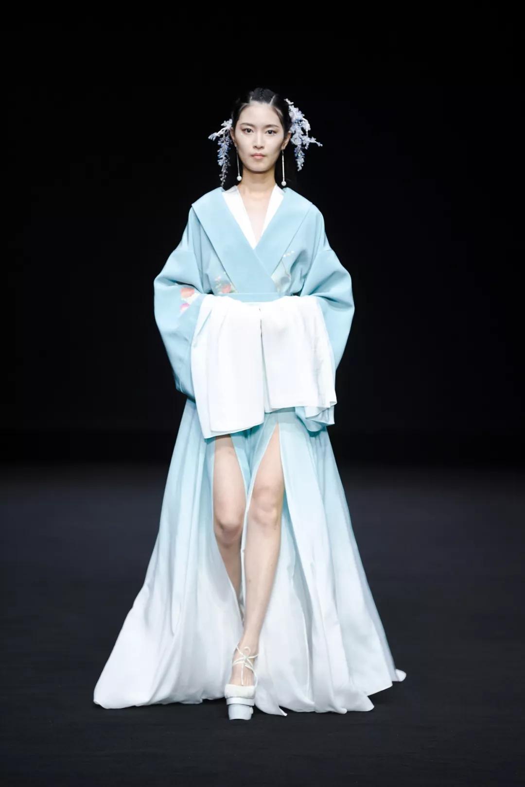 刘诗诗蓝色丝绸长裙优雅灵动 秀精致侧颜气质温柔 -- 眼界，放眼世界