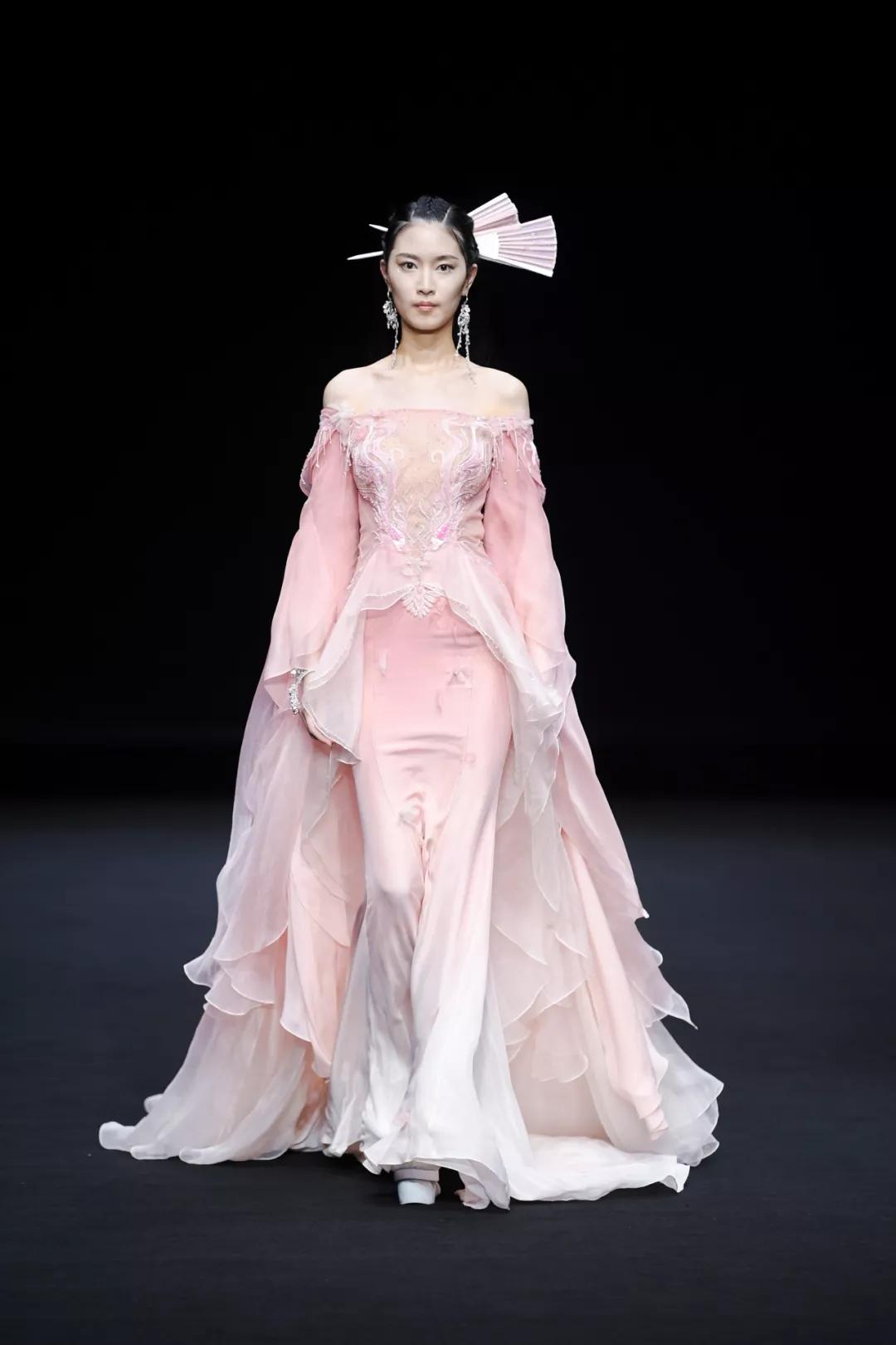 服装丨东西结合的古典浪漫主义风格——现代感的东方美学设计-数艺网