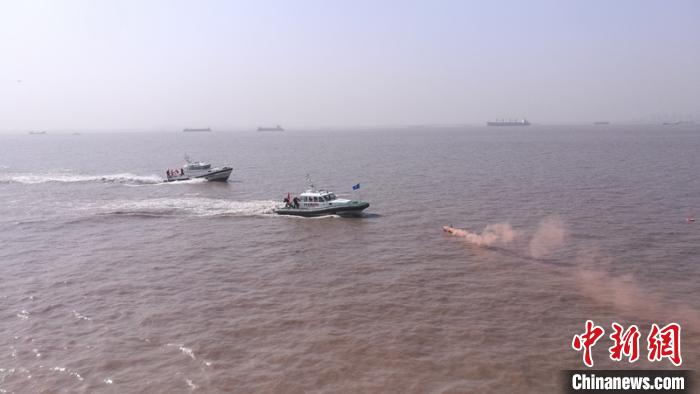 长江上海江苏段水域举行海空联合搜救演习