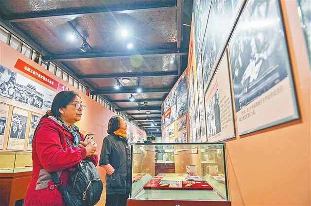 “新中国70年民间记忆展”观众如潮