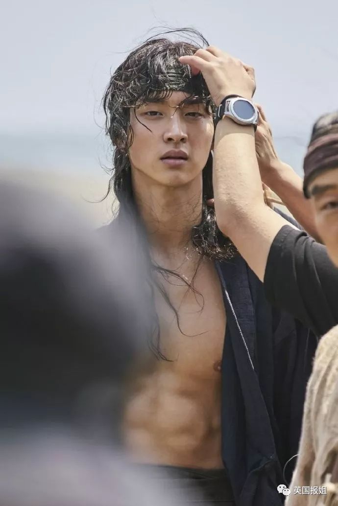 脱衣有肉、女装妖娆,这位偶像小哥出道竟是因