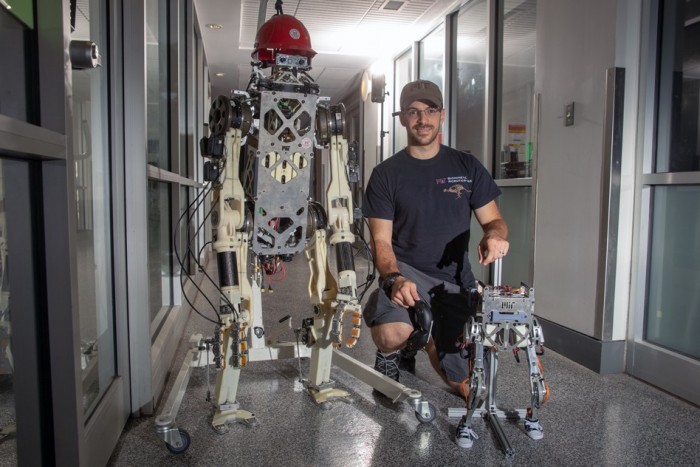 MIT机器人控制马甲助重物搬抬机器人保持平衡