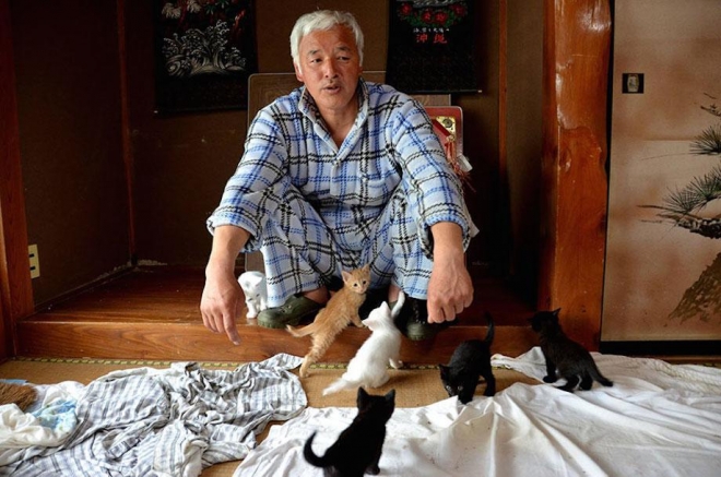日本核辐射区最后一个人,六年不顾生死照顾动物,却被盼着早死