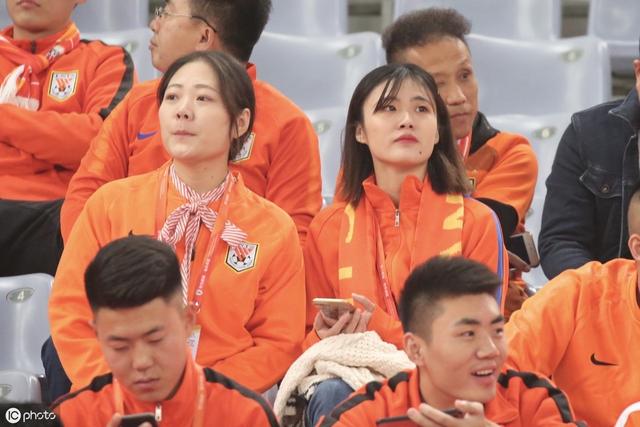 山东鲁能泰山主场美女球迷云集,举牌欢迎上海球迷展好