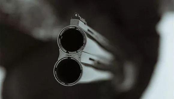 法官开庭宣判后,将子弹射进自己胸膛,那一刻,正